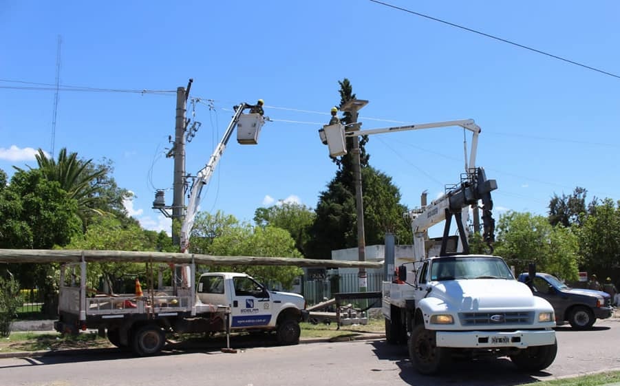 EDELAR:  RESTABLECIO LA LUZ EN MAS BARRIOS 