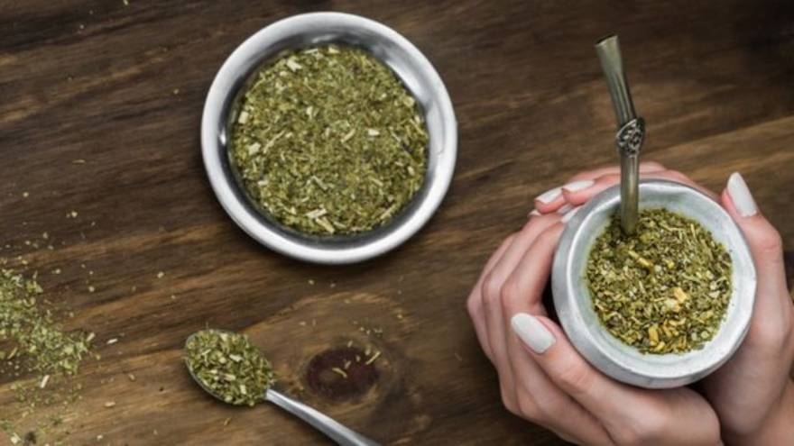Tomar mate disminuiría el riesgo de contraer Parkinson, según un estudio