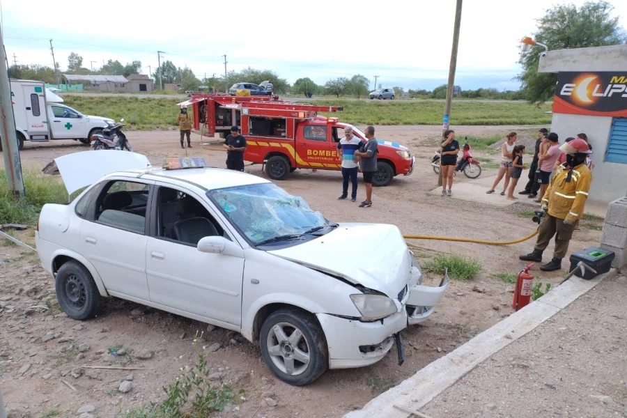 TAXISTA IMPACTO CON UN AUTOMOVIL Y LUEGO CON UN POSTE DE LUZ 
