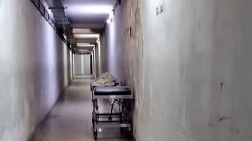 ¿Fenómeno paranormal? La camilla que avanza sola por el hospital