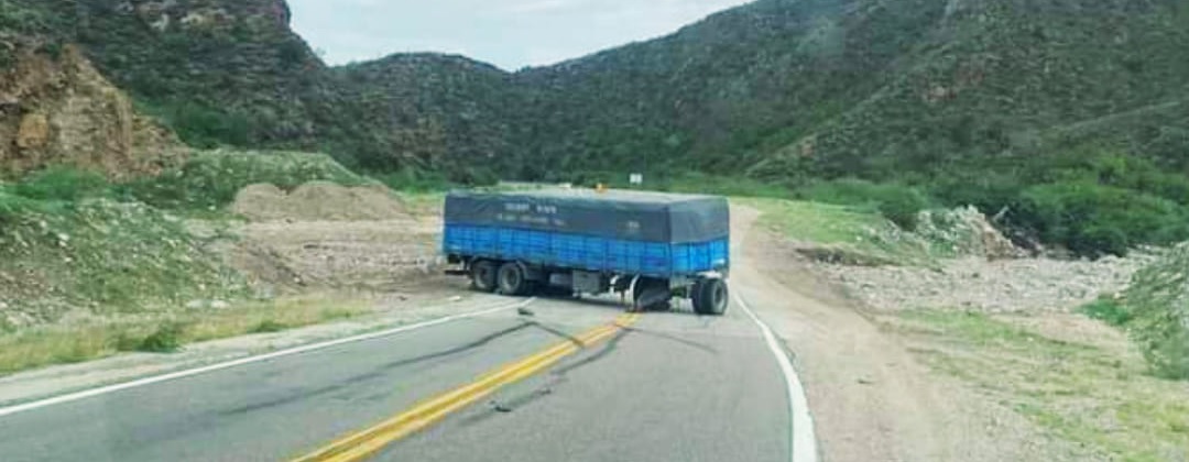 PELIGRO: UN CAMIÓN PERDIÓ EL ACOPLADO EN LA CÉBILA