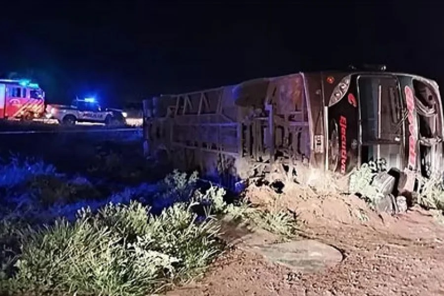 TRAGEDIA EN CÓRDOBA: Volcó un micro, murió una pasajera y otras 14 personas resultaron heridas
