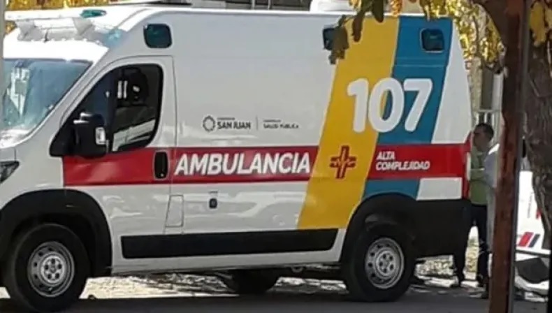 JACHAL: Una mujer caminaba por la calle, un cable cayó sobre ella y la electrocutó: está grave