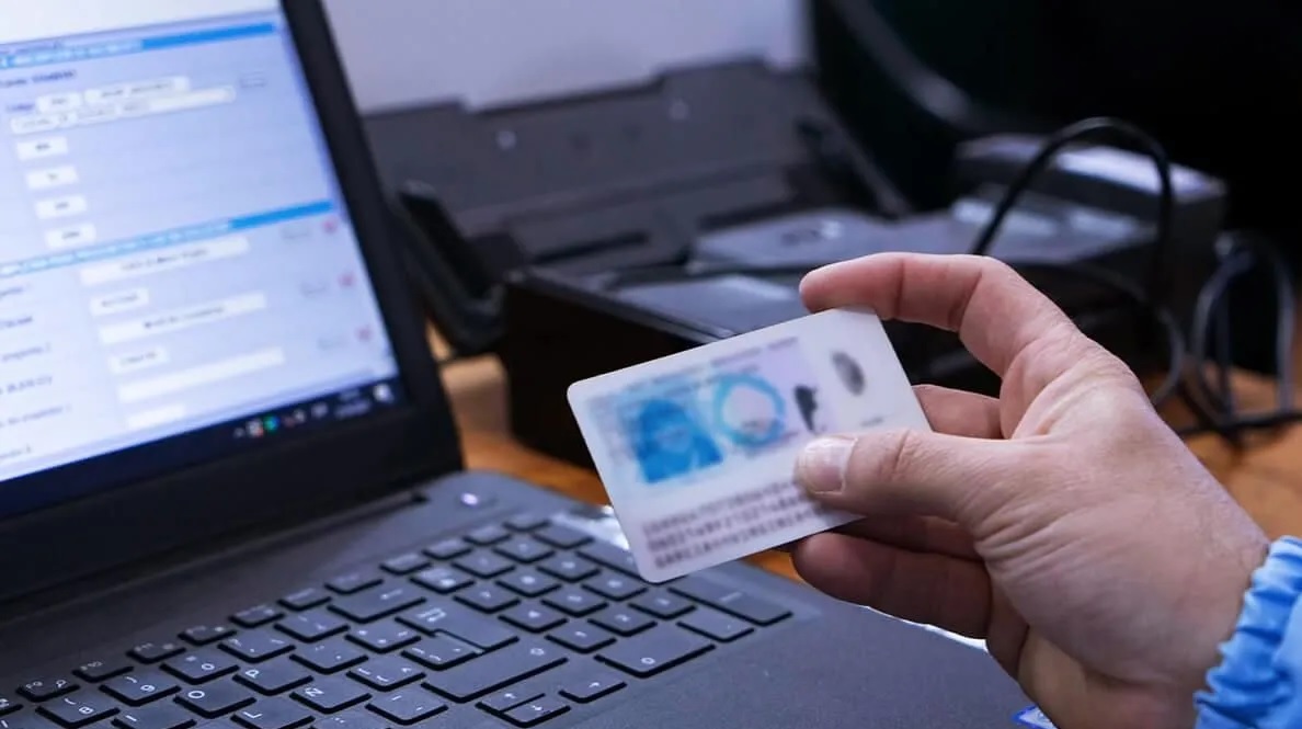 Estafas virtuales: Cómo te falsifican el DNI para compras online