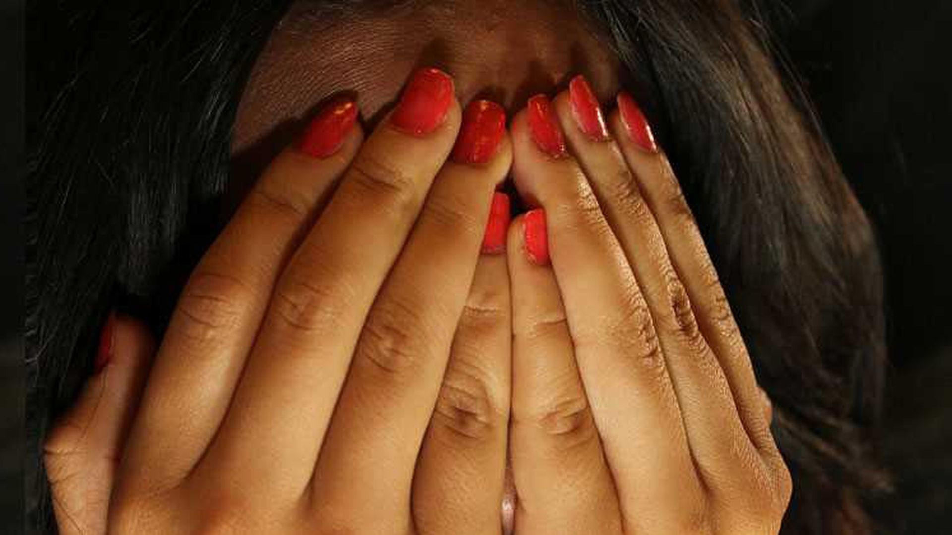 Atacó a cintazos a su hermana por que cambió de religión