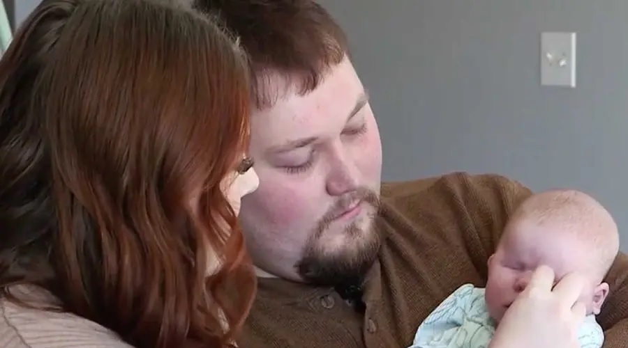 Una beba nacida sin ojos conmueve a Estados Unidos: rara condición genética