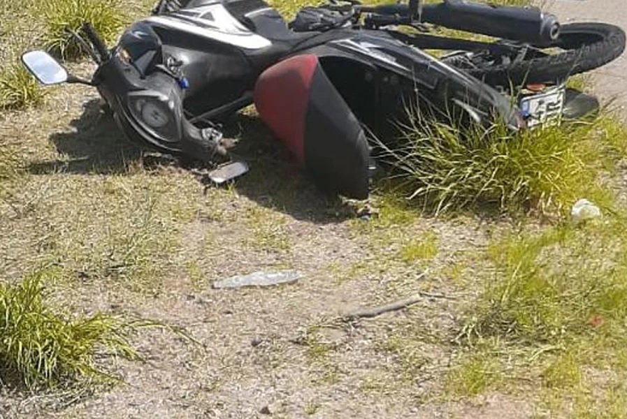 Iba en moto, se reventó un neumático, cayó al asfalto y ahora lucha por su vida