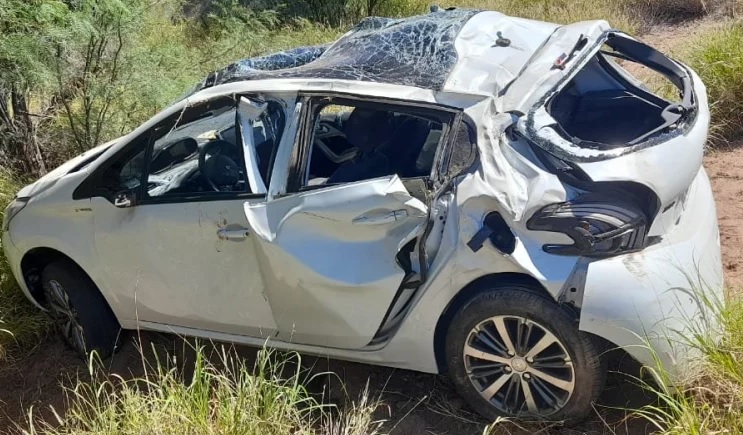 Tremendo vuelco dejó tres heridos en Ruta Provincial N° 27