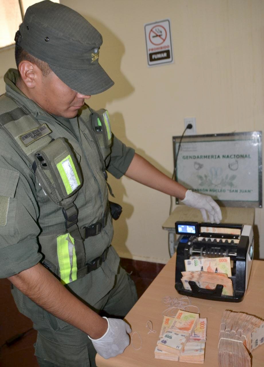 Viajaba desde Catamarca trasladando millones de pesos y cheques al portador 