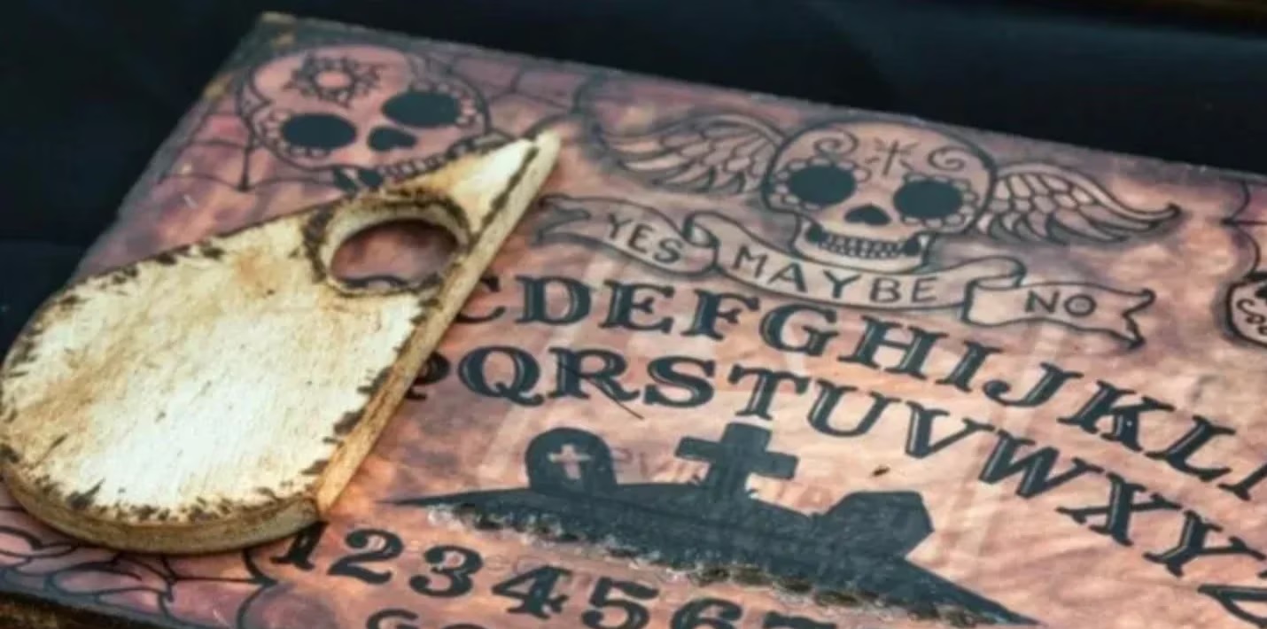 Internaron a 27 niños por jugar a la Ouija: desmayos, temblores y taquicardias