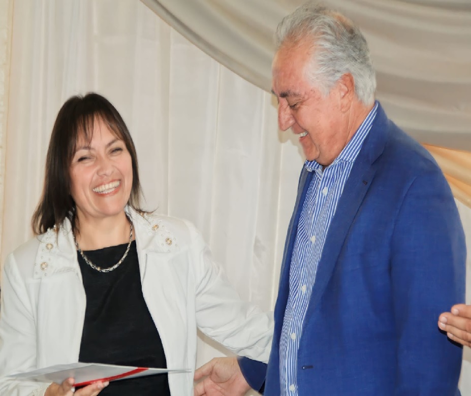 CHEPES: EL MINISTRO DE SALUD ENTREGO DESIGNACION A NUEVA DIRECTORA LIC. PAOLA SOSA