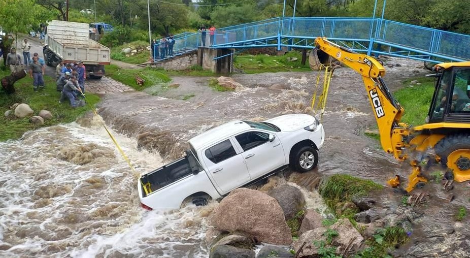 CATAMARCA: Rescataron una camioneta varada en el Río Los Nogales