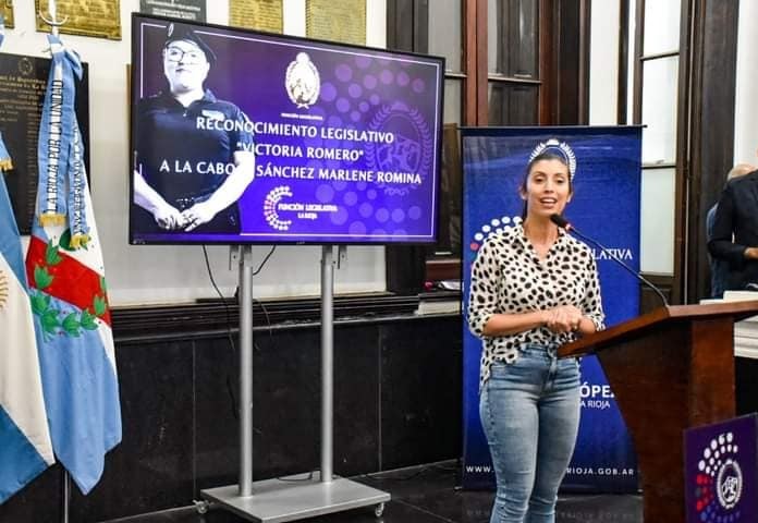 ENTREGAN RECONOCIMIENTO A LA PRIMERA MUJER INSTRUCTORA DE ARMAS CORTAS Y LARGAS DE LA POLICÍA DE LA PROVINCIA