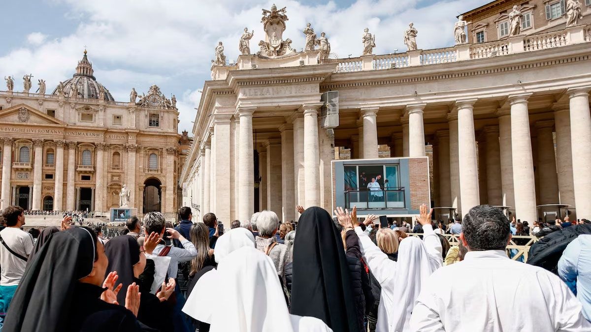 El papa Francisco fue dado de alta tras cinco semanas de internación
