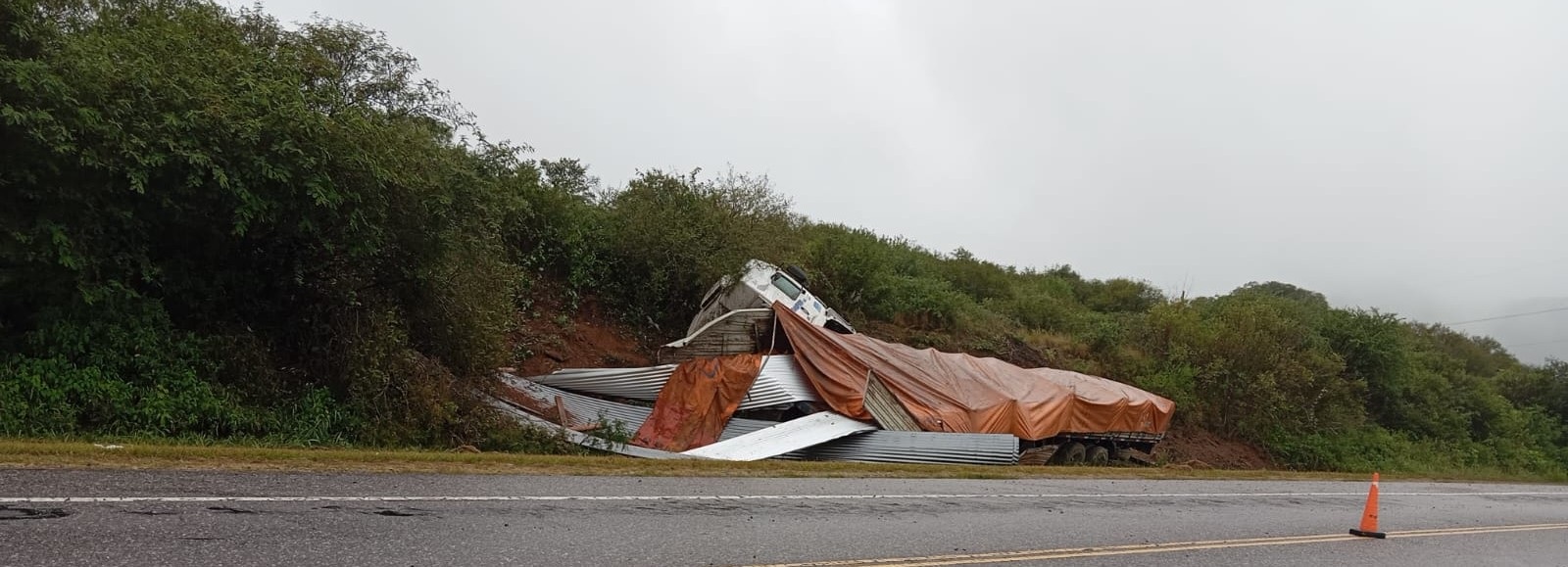 CATAMARCA: Volcó un camión