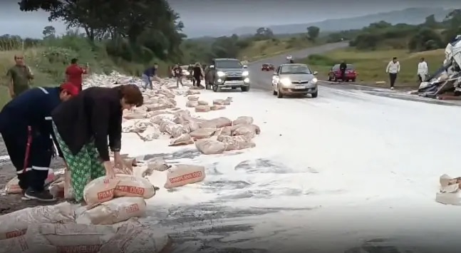 Volcó un camión que transportaba harina y fue saqueado por los vecinos
