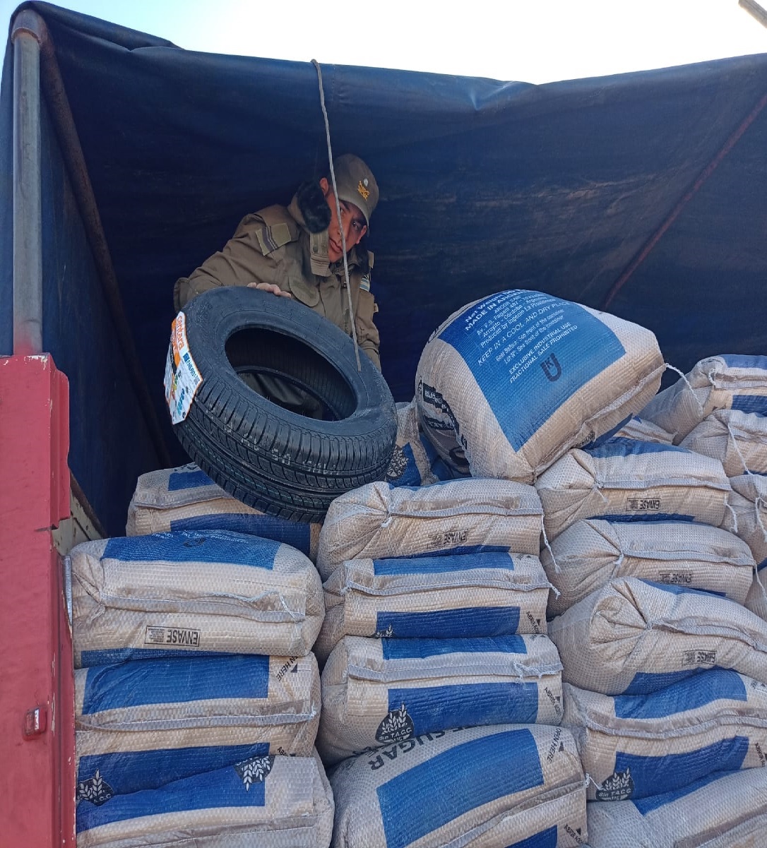 CATAMARCA: Hallaron hojas de coca y neumáticos ocultos entre bolsas de azúcar