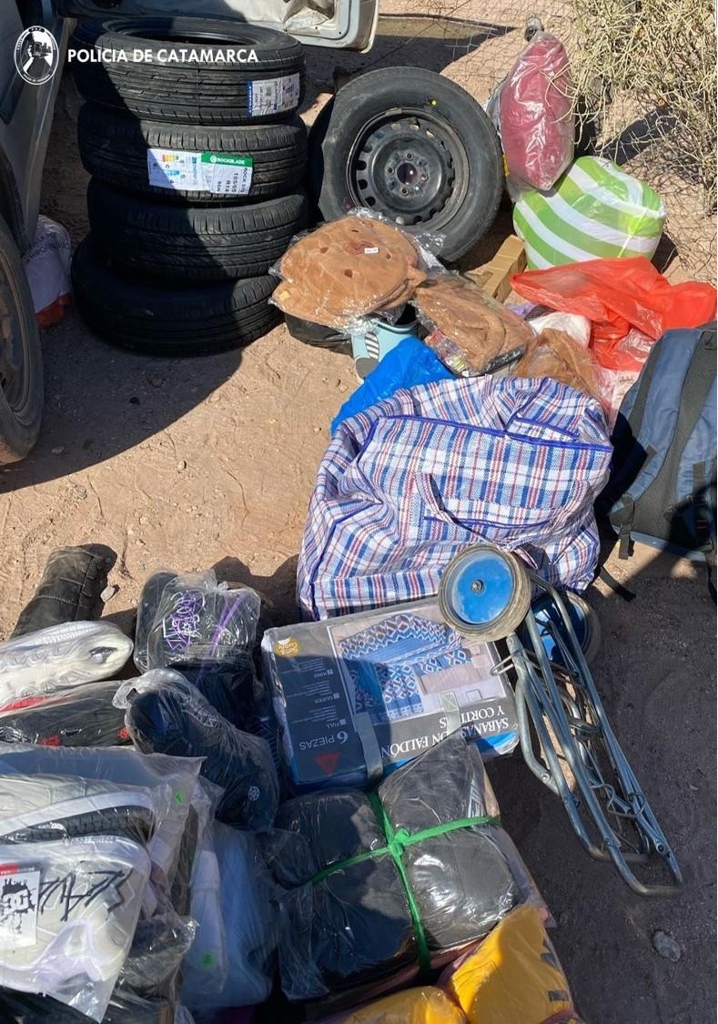 CATAMARCA: Policías interceptaron un vehículo que transportaba prendas de vestir y cubiertas