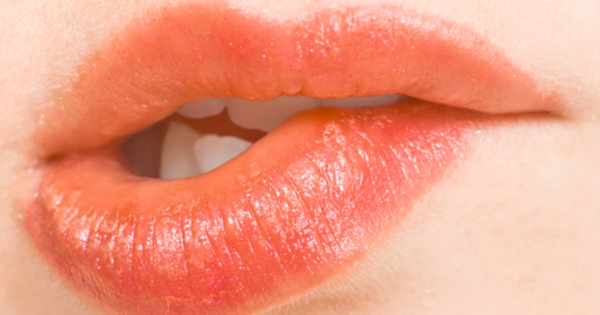 Qué significa apretar los labios en ciertas ocasiones