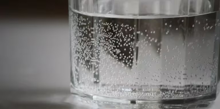 Qué significa que un vaso de agua se llene de burbujas