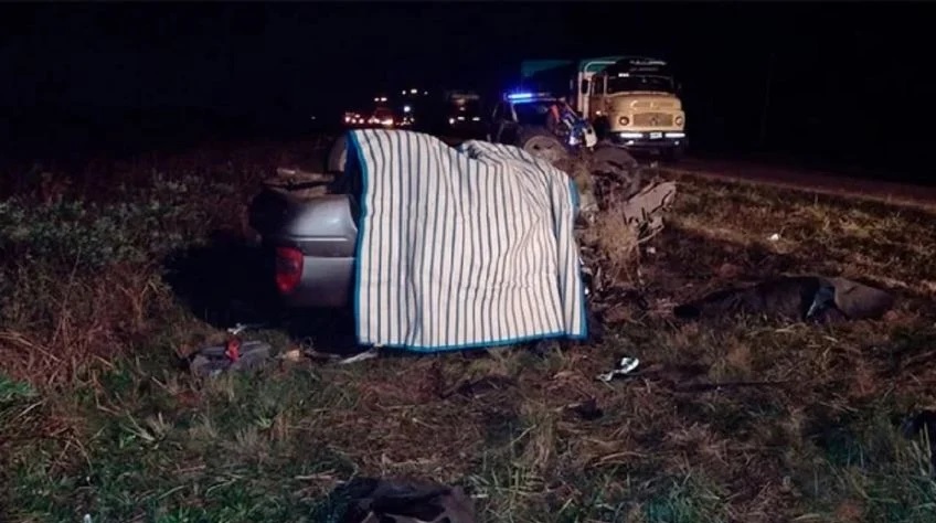 Murieron cuatro personas en un terrible choque frontal entre dos autos