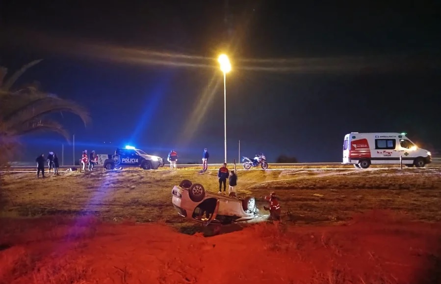 IMPACTANTE VUELCO PROTAGONIZADO POR UN HOMBRE EN SU AUTOMOVIL 