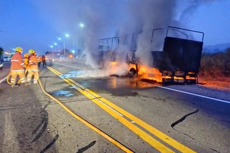 SE INCENDIO POR COMPLETO UN CAMION CON ACOPLADO EN RUTA 38