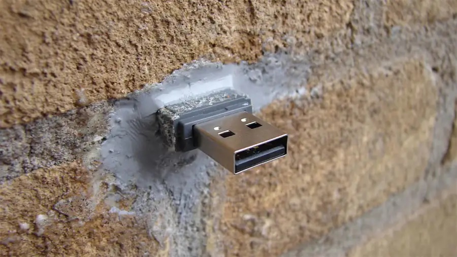 La trama secreta detrás de las memorias USB escondidas en los muros de las principales ciudades del mundo
