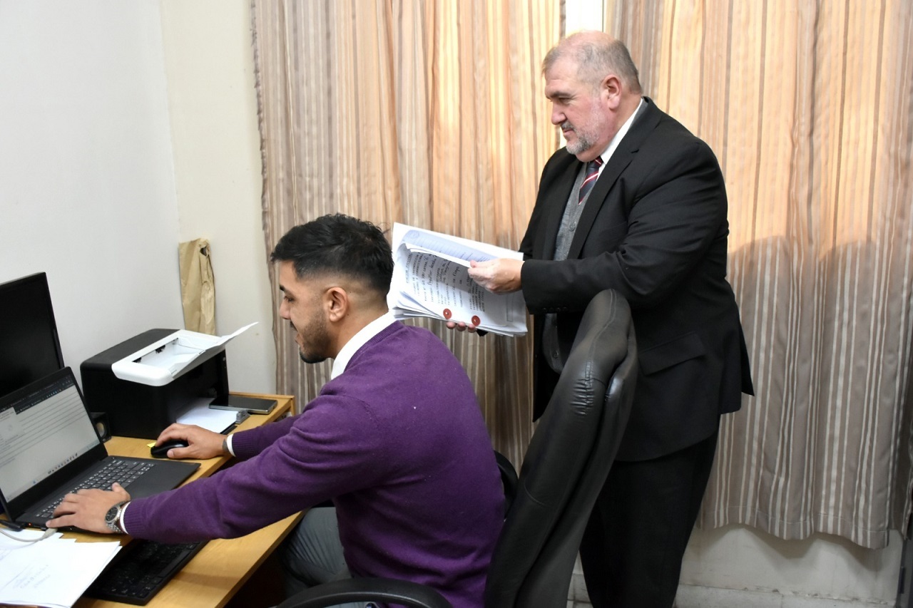 LA JUSTICIA PROCESO A UNA MUJER POR ROMPER EL PARABRISAS DE UN AUTO, FRENTE A UNA COMISARÍA