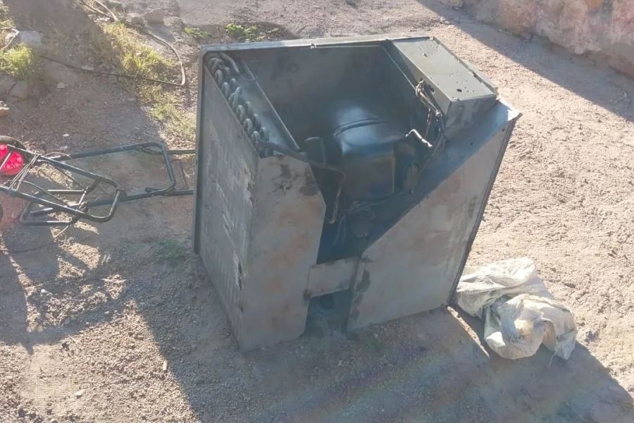 QUERIAN ESTAR FRESCO PERO TERMINARON DETENIDOS POR ROBAR UN AIRE ACONDICIONADO