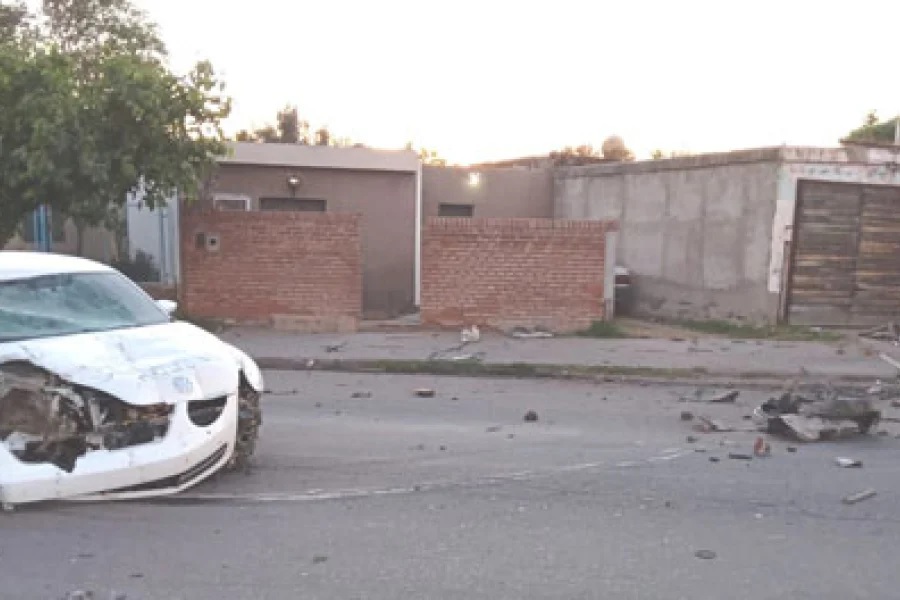 Un menor perdió el control de su auto y se estrelló contra un poste de luz