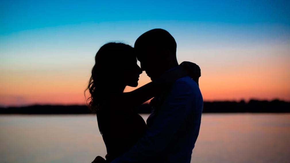 Por qué el primer amor no se olvida, según los especialistas