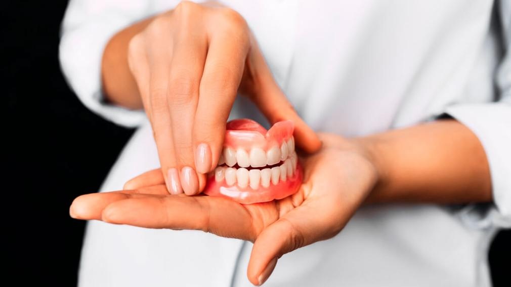 Consejos para el correcto cuidado de tus prótesis dentales