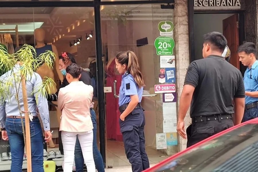 Atraparon a dos mujeres robando en un local en Capital