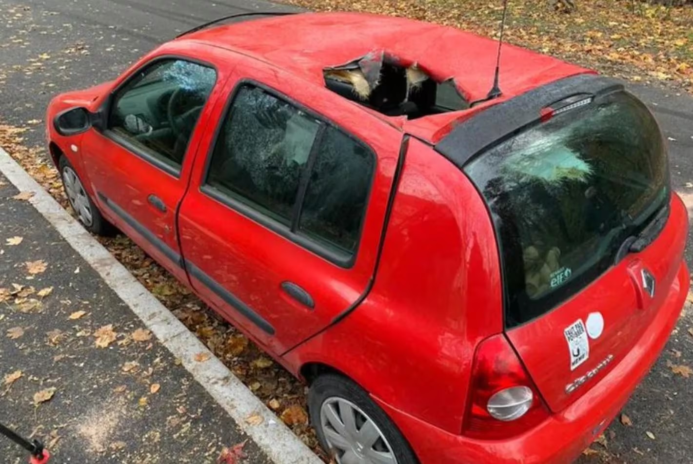 Misterio por un Clio que apareció con un agujero en el techo: ¿fue un meteorito?