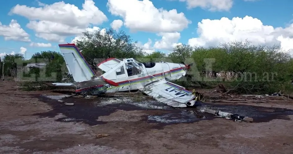 SANTIAGO DEL ESTERO: Terror por la caída de una avioneta en el patio de la casa