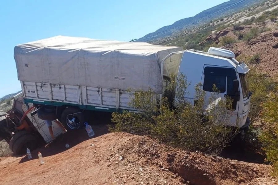 Un camión cargado con tomates salió desde La Rioja y volcó en San Juan