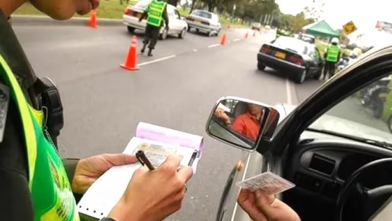 No se podrá retener a los autos de conductores sin licencia, cédula o patente al día