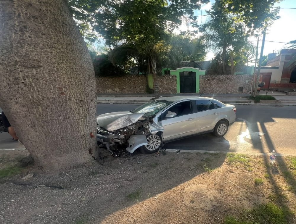Conductor alcoholizado al Volante chocó contra un árbol en avenida Primero de Marzo 