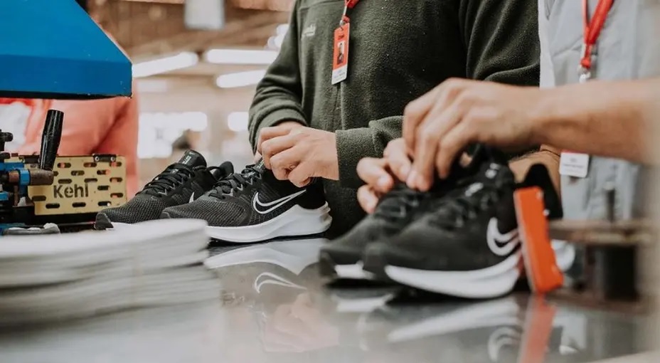 La única fábrica de zapatillas Adidas y Nike en el país define si sigue o cierra