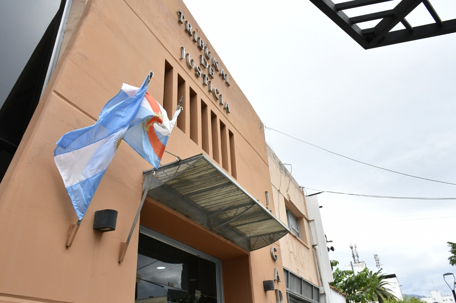 LA JUSTICIA PROCESÓ A UN HOMBRE POR INTENTO DE HURTO TRAS ESCALAR LA TAPIA DE SU VECINO