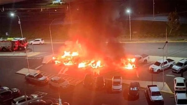 Le quem&oacute; 6 autos de alta gama porque le encontr&oacute; mensajes de otras mujeres en el tel&eacute;fono